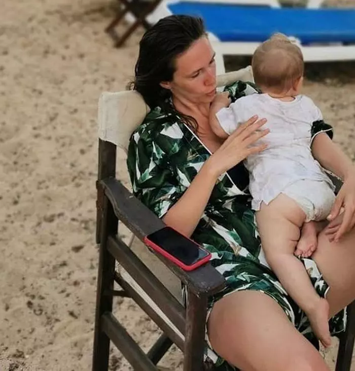 Adela Popescu și fiul său, Andrei, venit pe lume în decembrie anul trecut