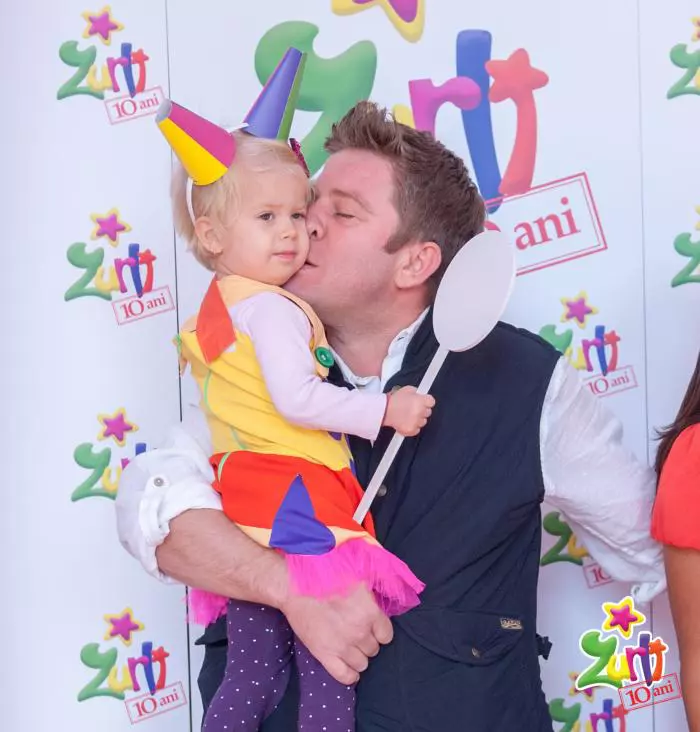 Pavel Bartos impreuna cu fetita lui cea mica