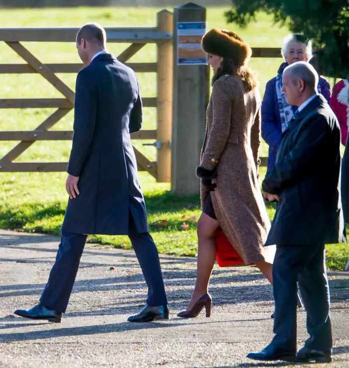 Prinţul Philip Duce de Edinburgh, Prinţul William Duce de Cambridge şi Kate Duchess of Cambridge Katherine Catherine Middleton la Biserica Sandringham