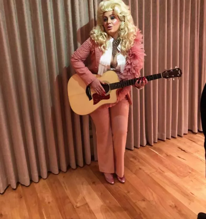 Adele seamănă perfect cu Dolly Parton!
