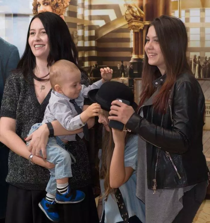 Amalia Nastase impreuna cu cei 3 copii ai ei