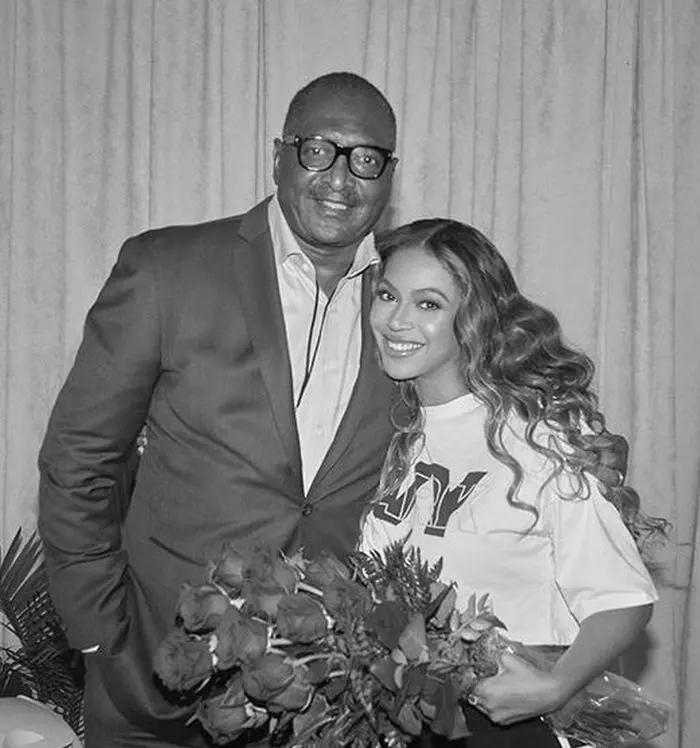 Beyonce și tatăl ei la finalul concertului acesteia din Seattle