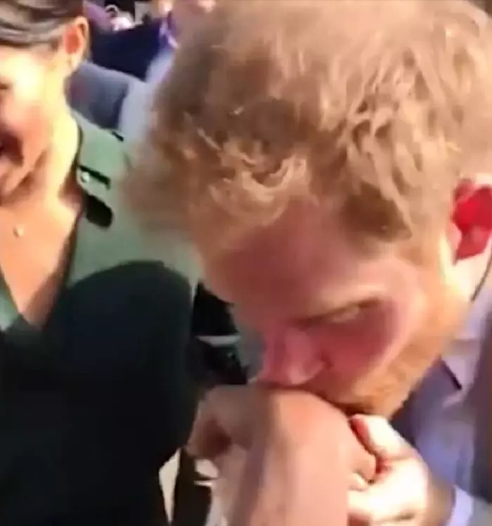 Printul Harry a sarutat mana unei fane