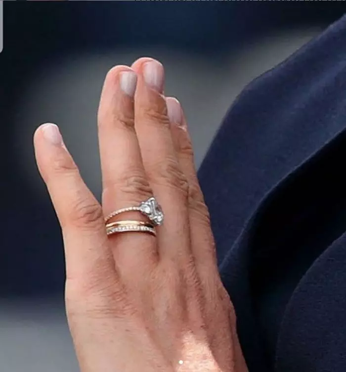Inelul modificat. Meghan a schimbat banda simplă din aur cu una mai subțire, micro-pave.
