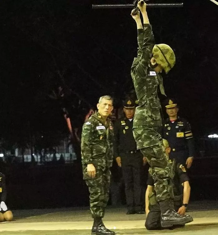 Sineenat este general-maior și pilot de avioane militare