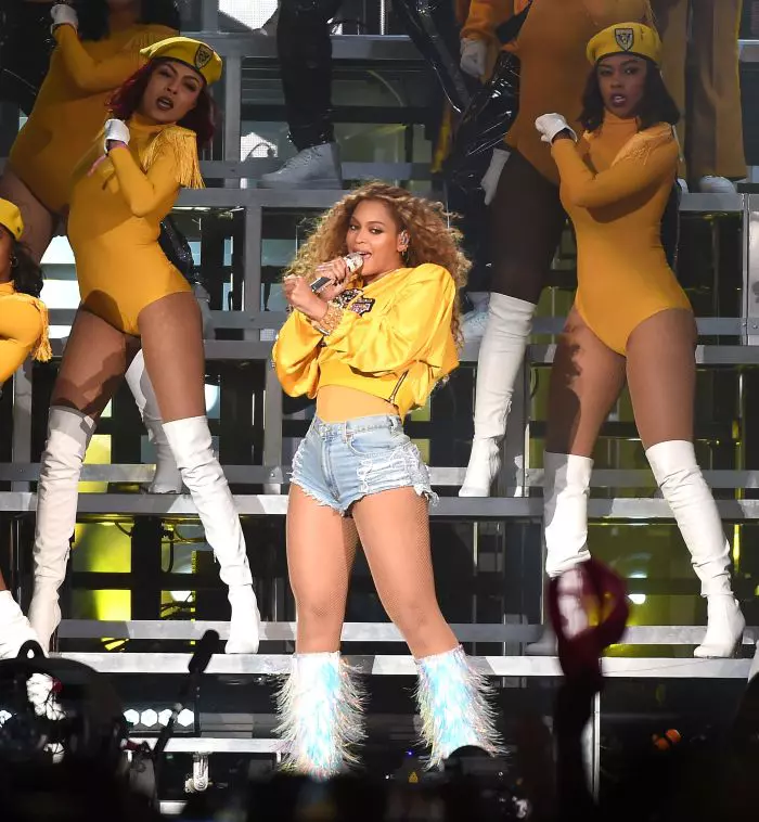 Beyonce, în timpul spectacolului de la Festivalul Coachella.