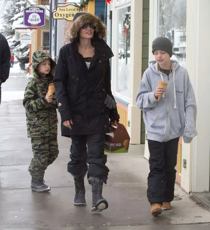 Alături de Angelina și fratele ei Knox, în ianuarie 2017