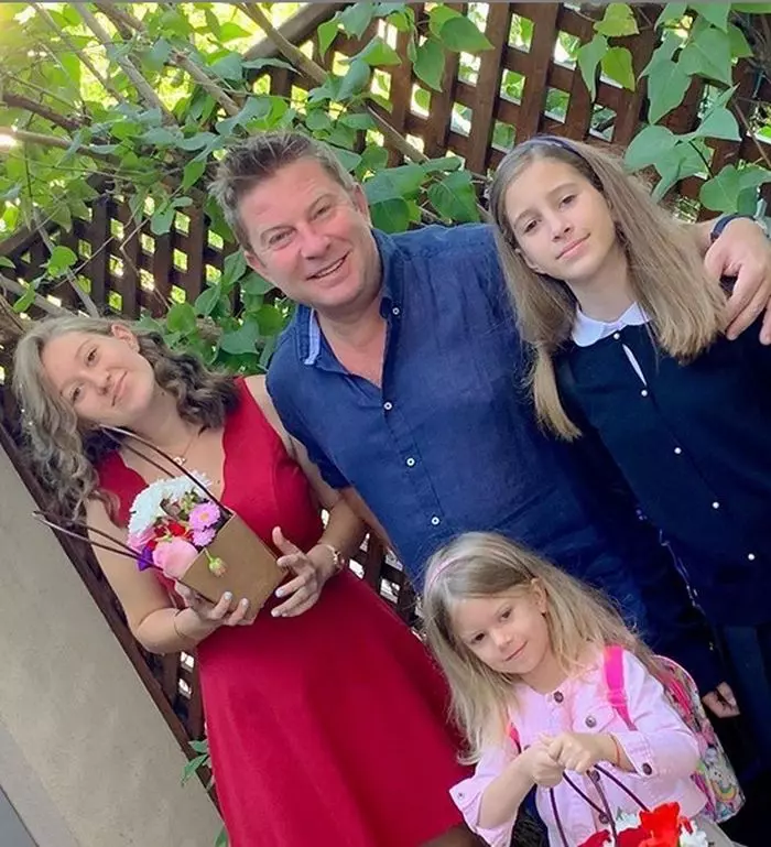 Prima zi de școală 2019 - Pavel Bartoș alături de fiicele sale.