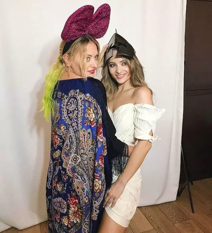 Delia și sora ei, Oana