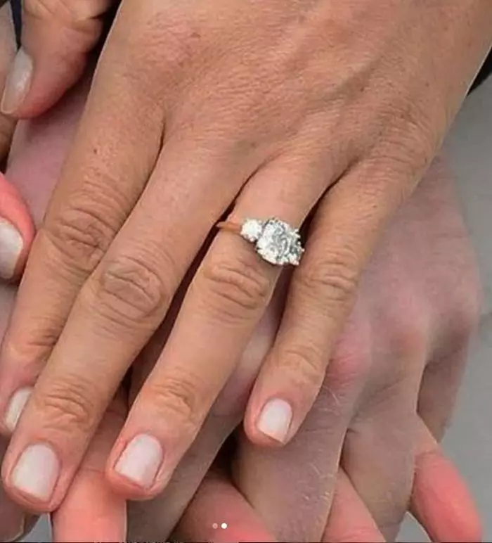 Meghan a renunțat la banda simplă de aur a inelului.