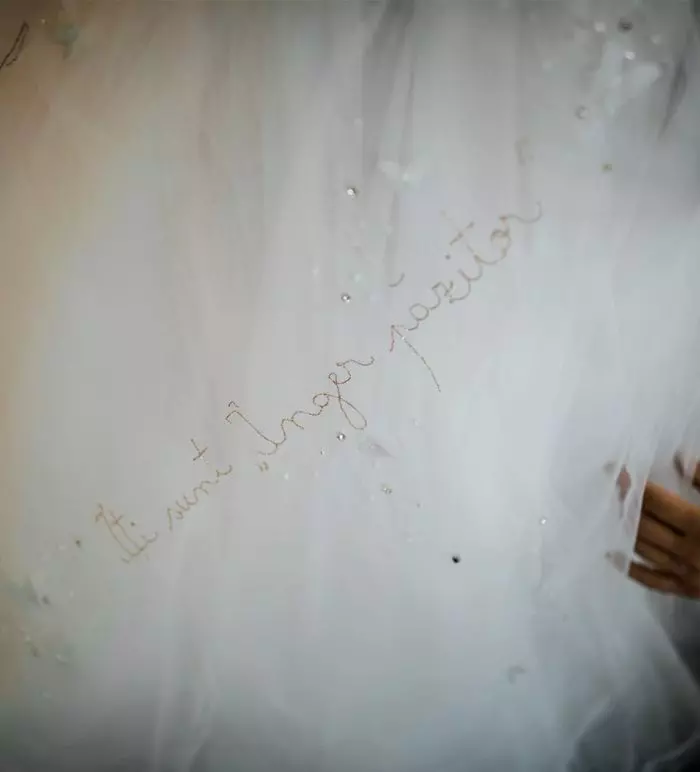 Mesajele de pe rochia de mireasă a Andreei Bălan