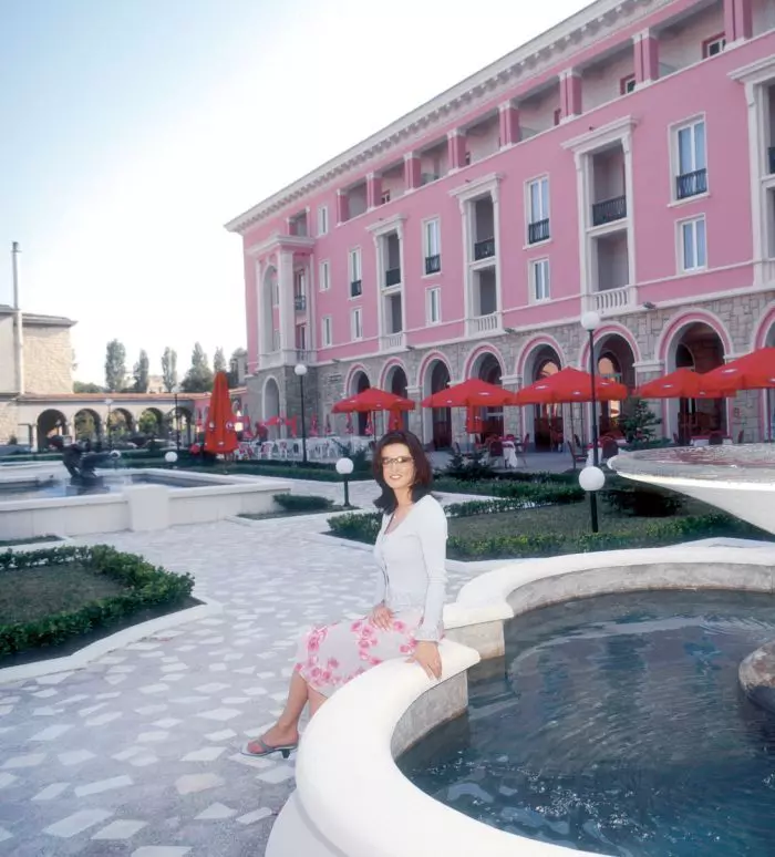 Marilena Hagi în fața hotelului Iaki din Mamaia, afecere de familie