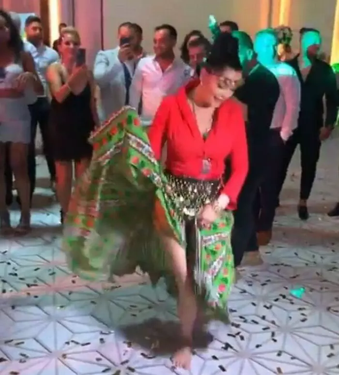 Spre final, mireasa a ales să poarte straie țigănești... Brigitte a dansat în picioarele goale.