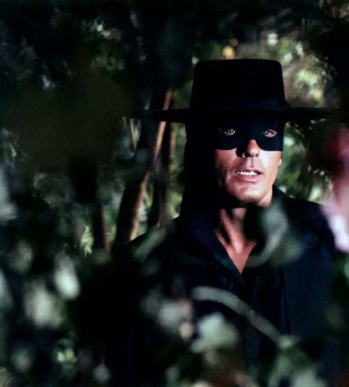 Alain Delon, în Zorro (1975)