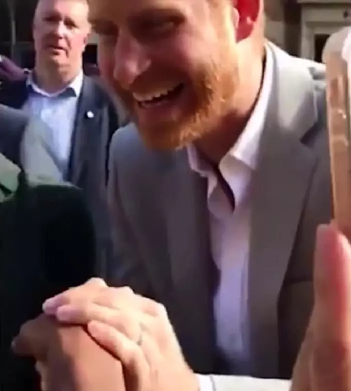 Printul Harry a sarutat mana unei fane