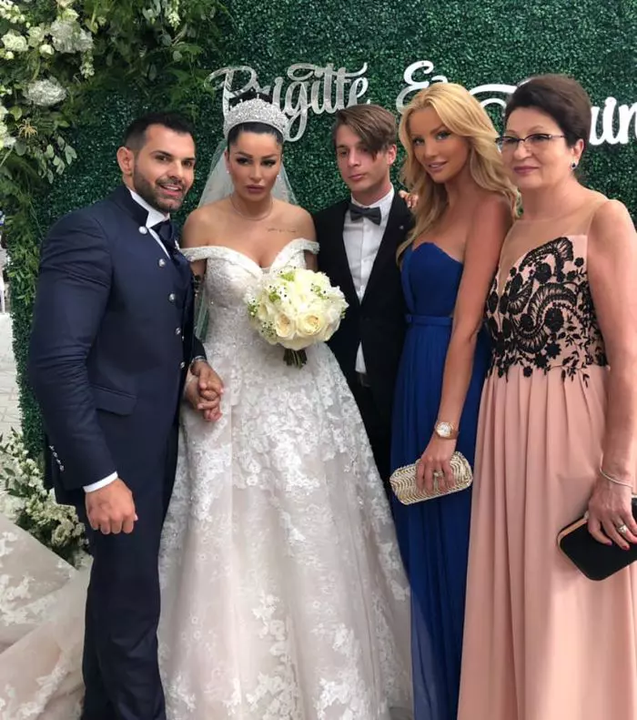 Brigitte Pastramă și familia ei. În dreapta imaginii, soacra-mică