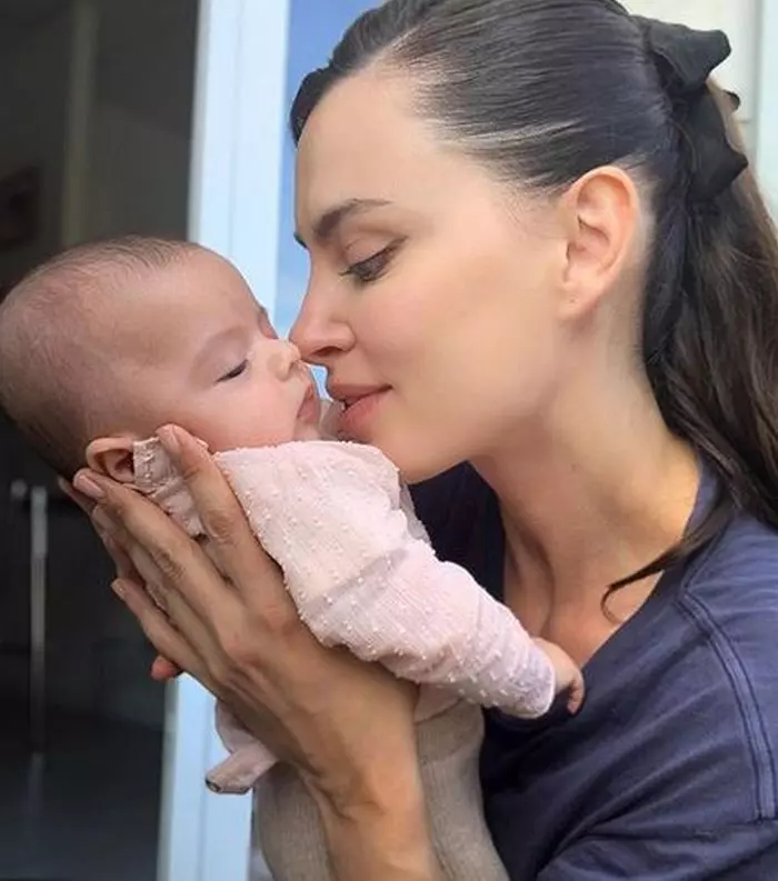 Catrinel Menghia și fetița ei, Caroline