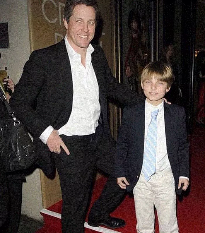 Hugh Grant e nașul de botez al lui Damian