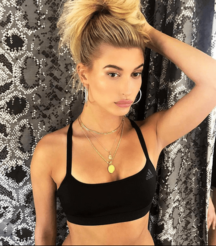 HAILEY BALDWIN- BLOND CU RĂDĂCINI MAI ÎNCHISE LA CULOARE