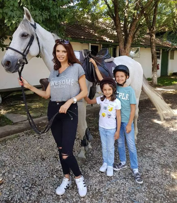 Cristina Spătar și cei doi copii