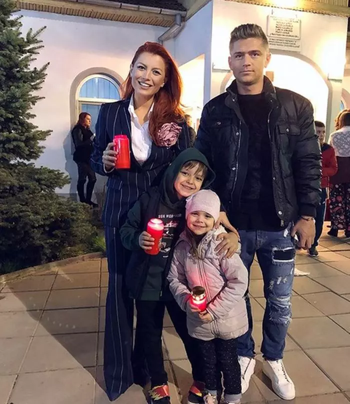 Elena Gheorghe, în curtea bisericii din Clinceni, împreună cu fiul ei, Nicholas, fratele ei, Costin și fiica acestuia, Ema