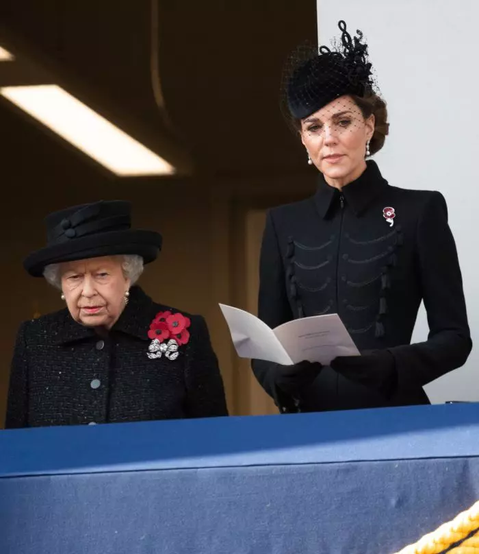 Kate Middleton, alături de Regina Elisabeta a II-a la Remembrance Sunday Service