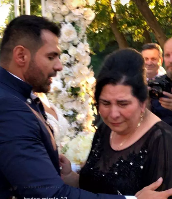 Mama lui Florin Pastramă, extrem de emoționată  la nuntă