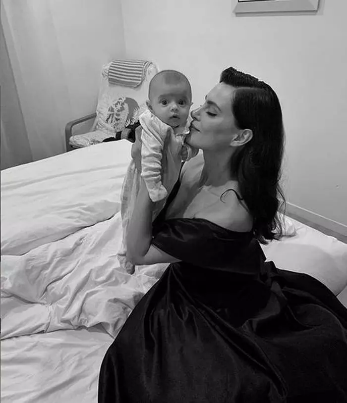 Catrinel Menghia și fetița ei, Caroline