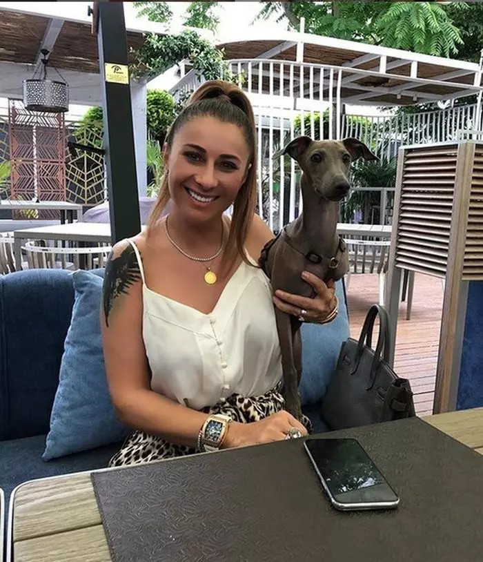 Anamaria-Prodan-a-scris-o-carte-despre-viata-ei-