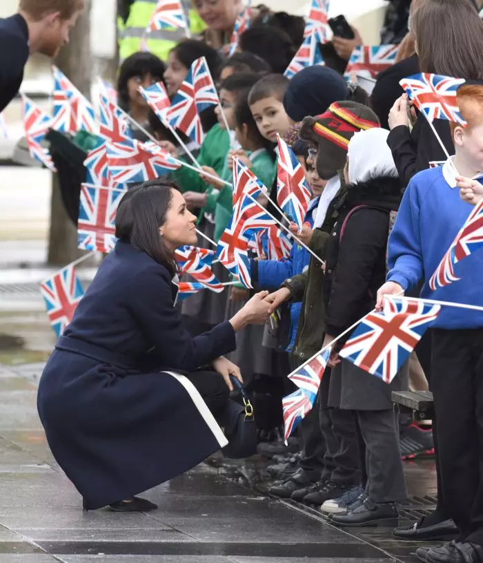 În cadrul unei vizite la Birmingham, Meghan s-a oprit să stea de vorbă cu micuții care au ieșit să o întâmpine.
