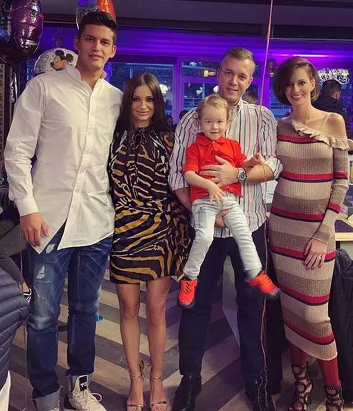 Baieții lui Adrian Nastase, Andrei și Mihnea, împreună cu partenerele de viață