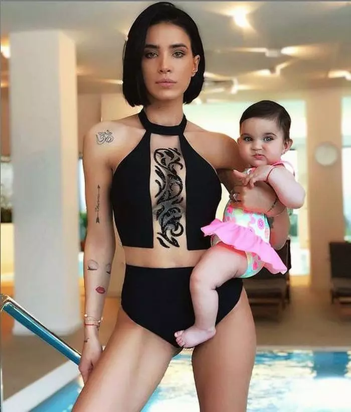 Adelina Pestrițu și fiica ei, Zenaida, la piscină. Imaginea a strâns numeroase likeuri