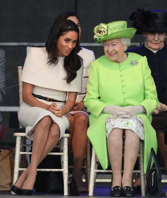 Regina Elisabeta a II-a refuză să se opereze, deși are dureri mari.