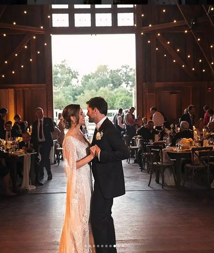 La petrecerea de nuntă, Hilary Swank a purtat o creație Dior.