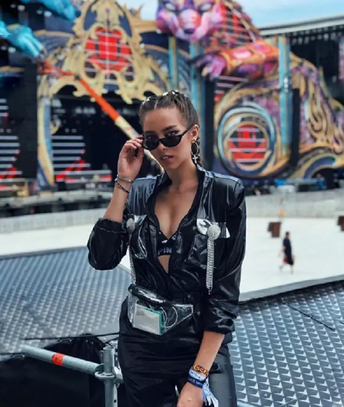 Nicoleta Ispasescu în ţinuta Carolina D