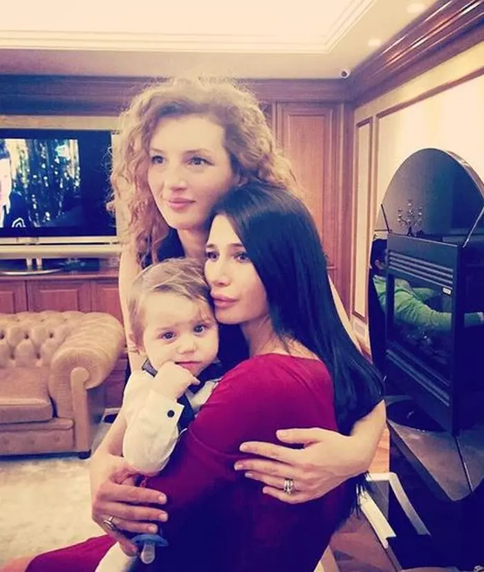 Ioana și Elena Băsescu