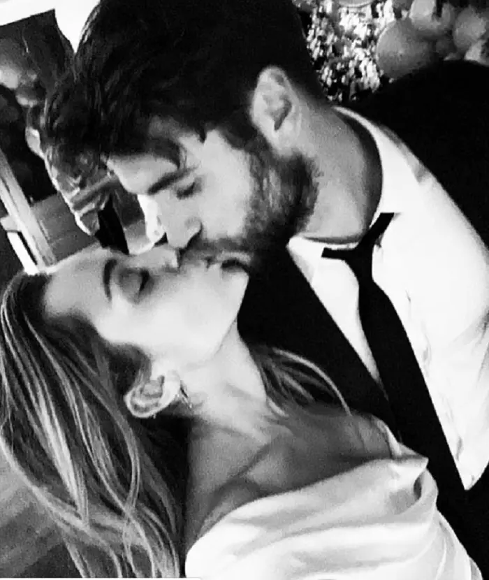 Miley Cyrus s-a căsătorit cu Liam Hemsworth anul trecut în decembrie.