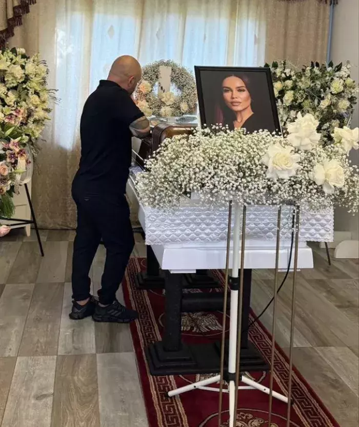 primele-imagini-de-la-priveghiul-ancai-molnar.-sfasietor-ce-a-facut-sotul-sau-la-capela-toata-lumea-a-ramas-fara-cuvinte-9