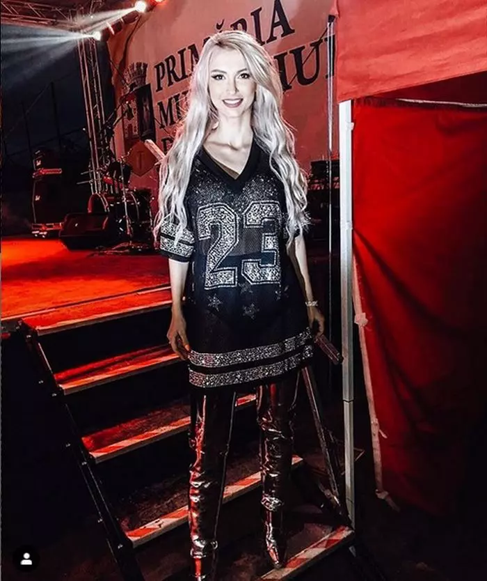 La doar două luni după ce a născut, Andreea Bălan a urcat pe scenă. Aici, după concertul susținut la Dej.