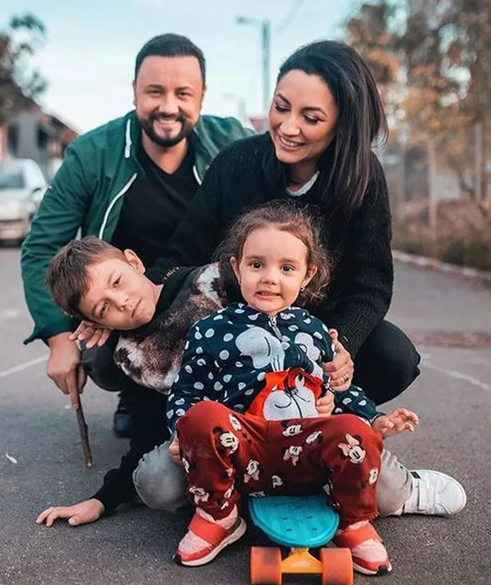 Andra și Cătălin Măruță, alături de copiii lor, Eva și David