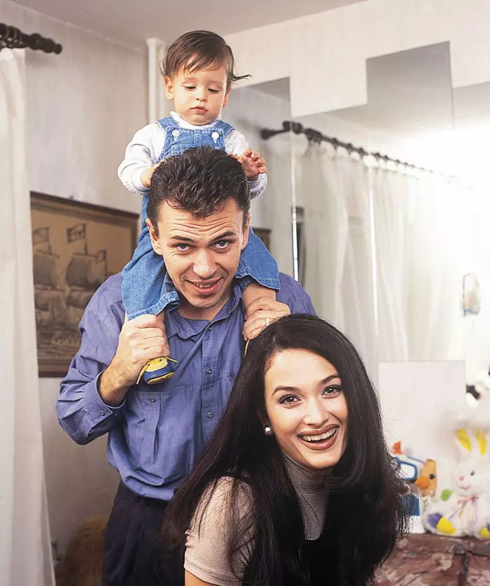 Anca Țurcașiu alături de soțul și fiul lor, acum student