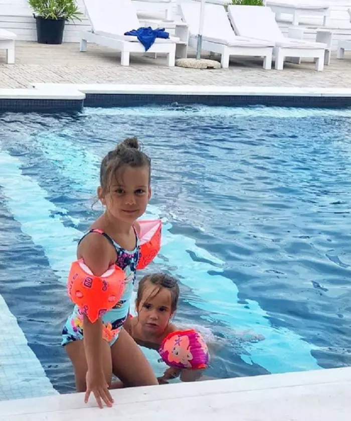 Anca Serea în vacanţă cu copiii la mare