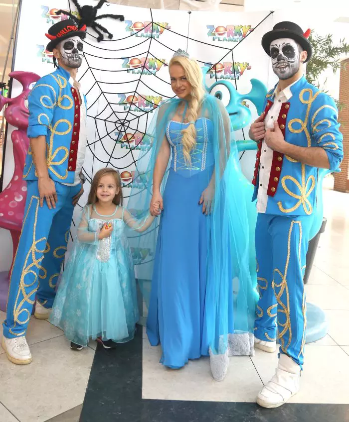 Anda Adam și fiica sa, Evelyn