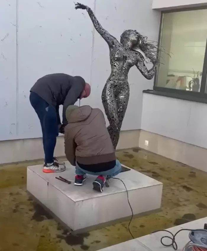 Alina Pușcaș casa statuie metalică sculptată (2)