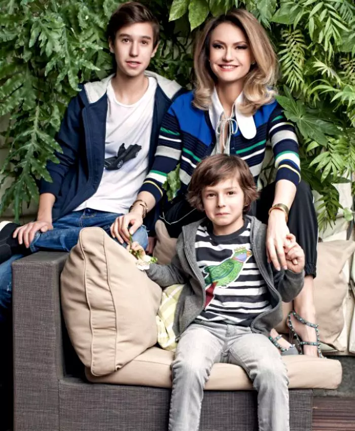 Dana Războiu și băieții ei. Aici, în 2017 pentru VIVA!