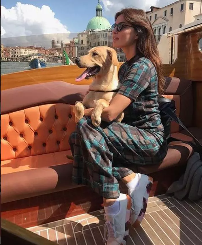Înainte de apariția pe covorul roșu, vedeta și-a dus câinele la o plimbare cu barca prin Veneția