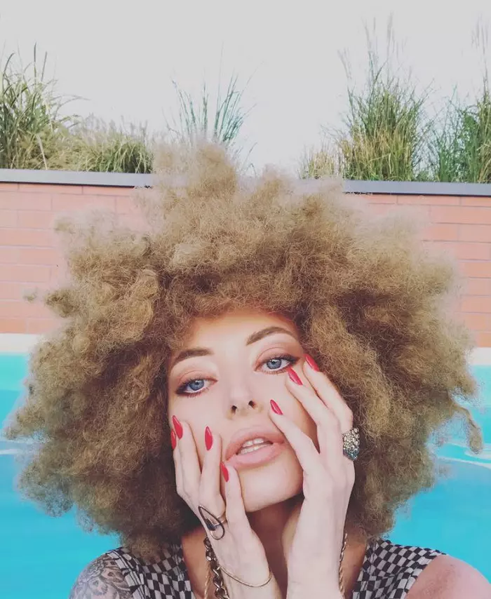 Motivul pentru care Delia poarta peruci 1