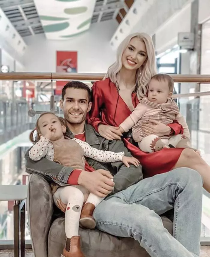 Andreea Bălan și George Burcea alături de fetițe