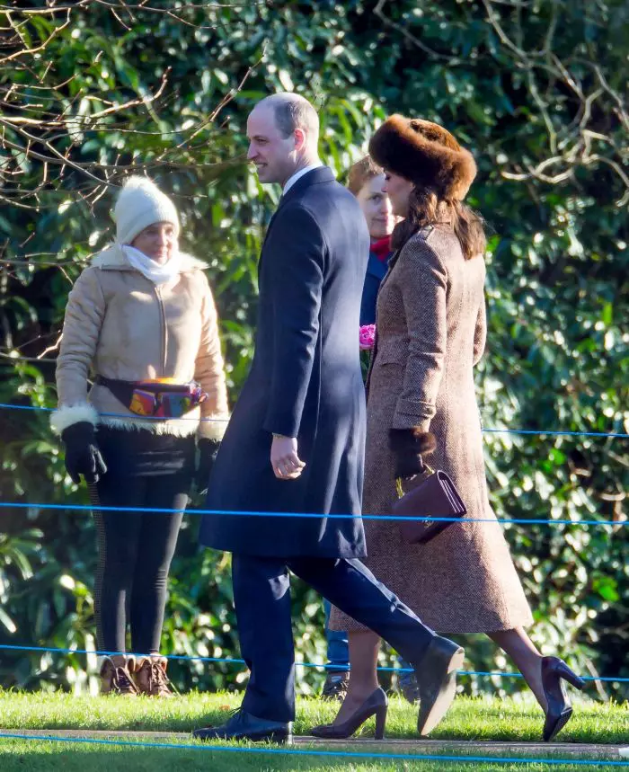 Prinţul Philip Duce de Edinburgh, Prinţul William Duce de Cambridge şi Kate Duchess of Cambridge Katherine Catherine Middleton la Biserica Sandringham