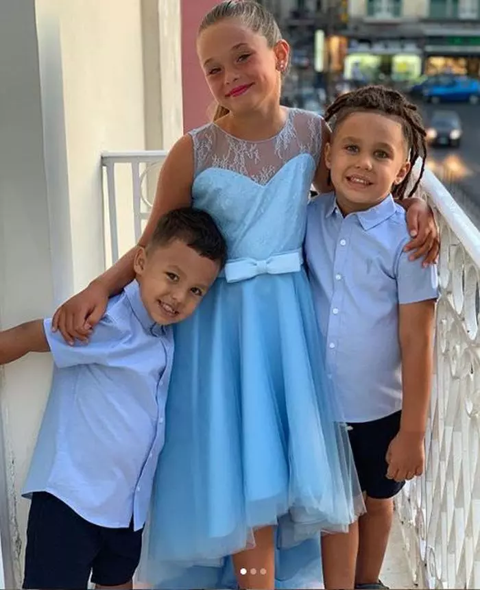 Akim, Maya și Dominic